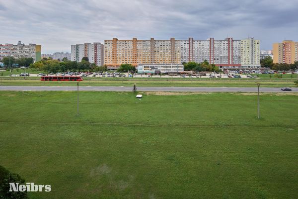 3 izbový svetlý byt s balkónom (8m2) a parkovacím miestom
