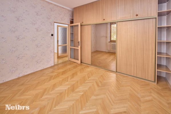 3 izbový svetlý byt s balkónom (8m2) a parkovacím miestom