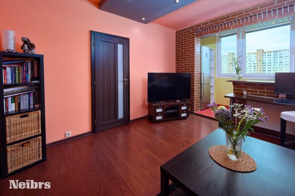 3 izbový svetlý byt s balkónom (8m2) a parkovacím miestom
