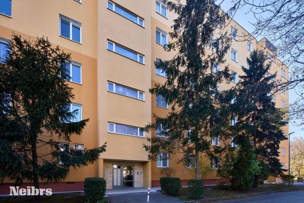3 izbový svetlý byt s balkónom (8m2) a parkovacím miestom