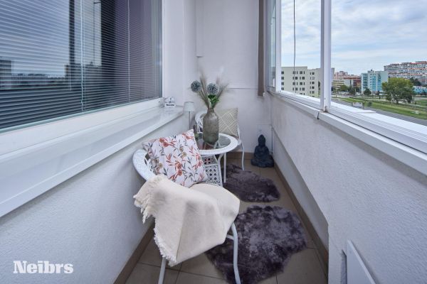 3 izbový svetlý byt s balkónom (8m2) a parkovacím miestom