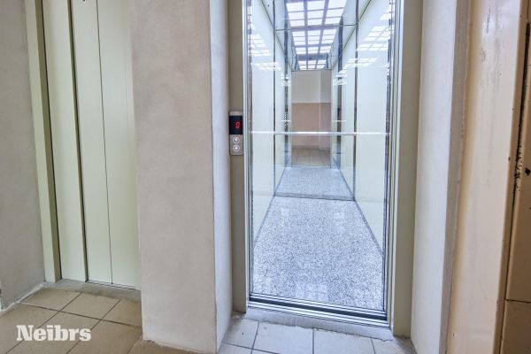 3 izbový svetlý byt s balkónom (8m2) a parkovacím miestom
