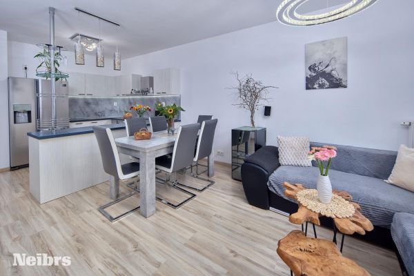 3 izbový svetlý byt s balkónom (8m2) a parkovacím miestom