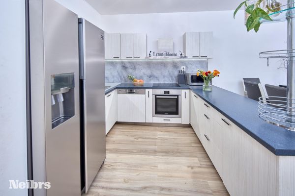 3 izbový svetlý byt s balkónom (8m2) a parkovacím miestom