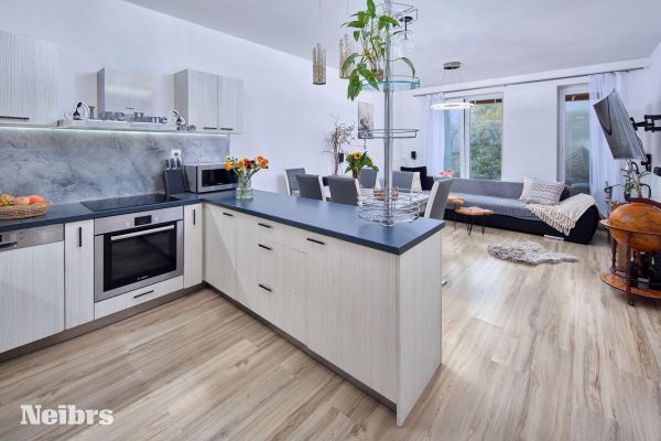 3 izbový svetlý byt s balkónom (8m2) a parkovacím miestom