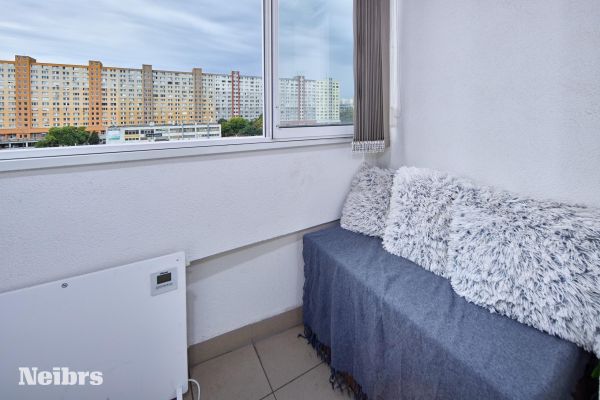 3 izbový svetlý byt s balkónom (8m2) a parkovacím miestom